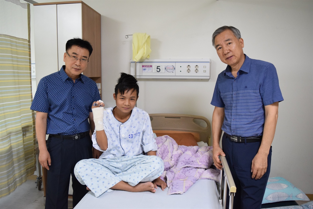 170825 부천의 한 병원에서 손가락 마디 분리 수술을 받은 크쌔이 군.왼쪽은 채보근 인천출입국관리사무소 이민통합센터장, 오른쪽은 송인선 경기글로벌센터 대표.