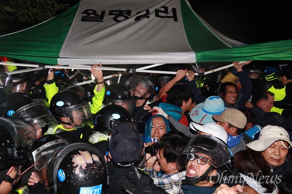  7일 오전 0시 30분경 경북 성주군 초전면 소성리 마을회관 앞에서 진압하려는 경찰과 지역주민·시민단체 회원들이 격렬하게 충돌하고 있다.