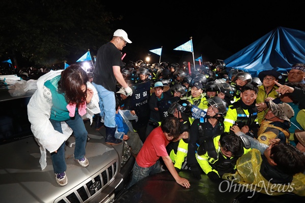 7일 오전 0시 40분경, 경북 성주에 사드배치를 앞두고 진압작전에 나선 경찰과 저항하는 시민들의 모습.