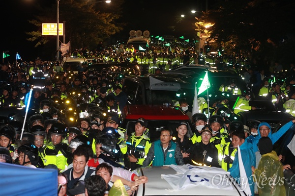 7일 오전 0시 40분경, 경북 성주에 사드배치를 앞두고 경찰이 진압작전에 나서고 있다.