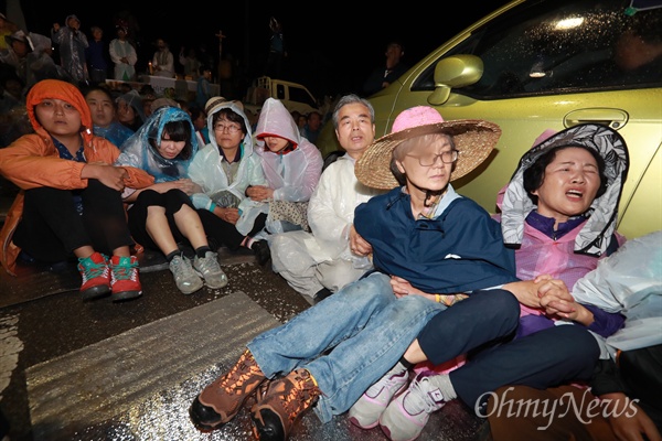 7일 오전 0시 40분경, 경북 성주에 사드배치를 앞두고 경찰이 진압작전에 나서자 시민들이 이에 저항하고 있다.