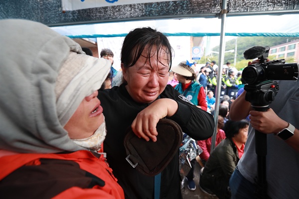  사드 발사대가 지나가는 것을 본 주민들이 오열하고 있다.