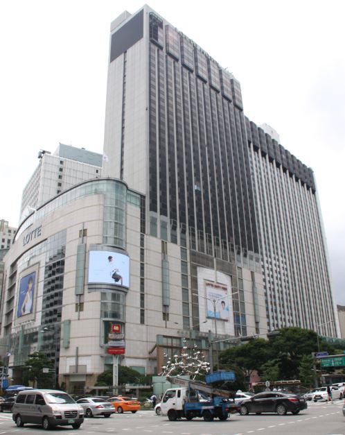 1979년 말 완공된 롯데백화점은 서울시의 도심억제정책에 반하는 사업으로 허가를 받을 수 없었다. 서울시는 백화점을 허가해 주기 위해 ‘롯데백화점’이 아닌 ‘롯데쇼핑센터’라는 꼼수로 사업을 승인해 주었다.
