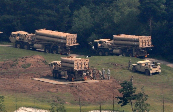 미군이 9월 7일 오전 경북 성주군 사드 기지에 추가로 반입한 사드 발사대를 설치해 점검하고 있다.