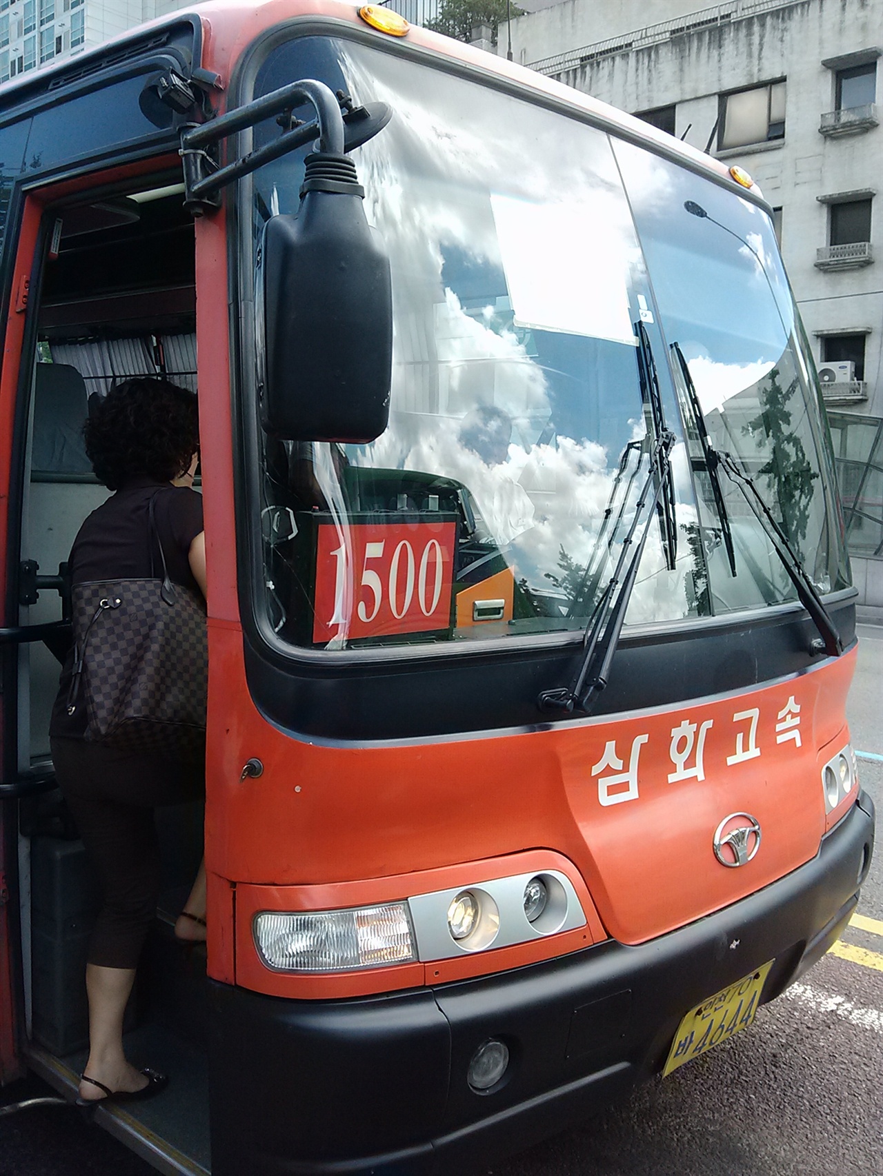 '인천에서 서울가는 버스'하면 삼화고속이 떠올랐던 시절이 있었다. 사진은 1500번.
