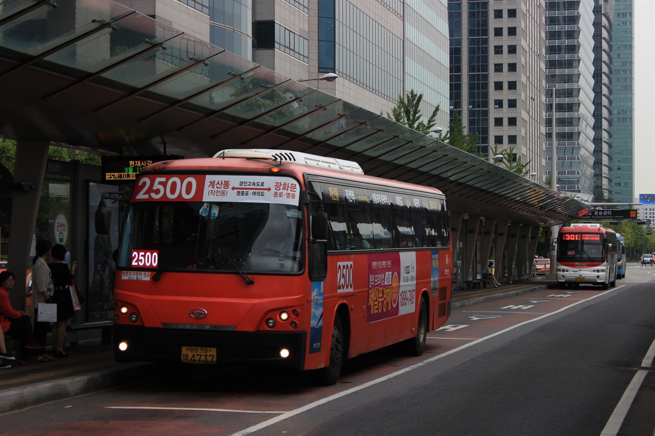지난 2015년 삼화고속이 운영권을 포기한 2500번의 모습. 2500번은 신강교통으로 이전된 이후 서울 도심에서 철수하게 되었다. 종로행 광역버스의 철수인 셈이다.