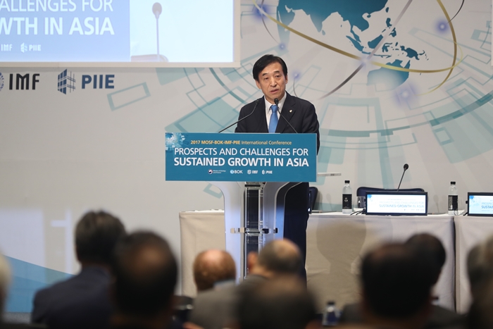 7일 이주열 한국은행 총재가 서울 종로구 포시즌스호텔에서 '아시아 지속성장 전망과 과제'를 주제로 열린 국제콘퍼런스에서 환영사를 하고 있다. 
