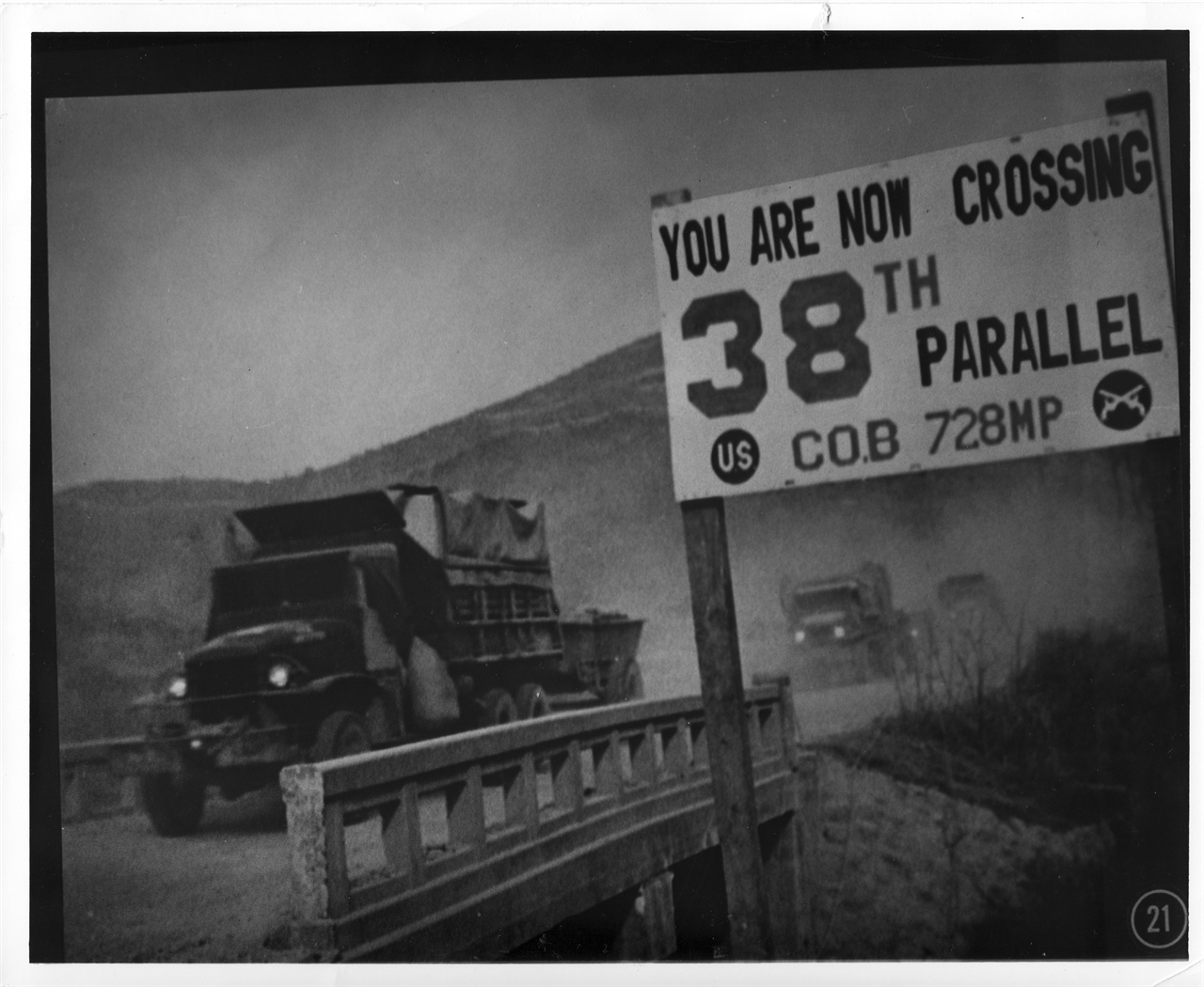 1951. 1. 중국군 공세에 밀려 38선 남쪽으로 후퇴하는 유엔군 차량들