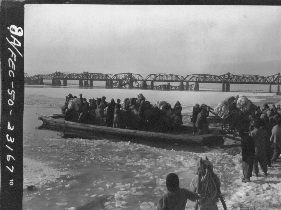   1950. 12. 28. 서울. 피란민들이 나룻배로 언 한강을 건너고 있다.