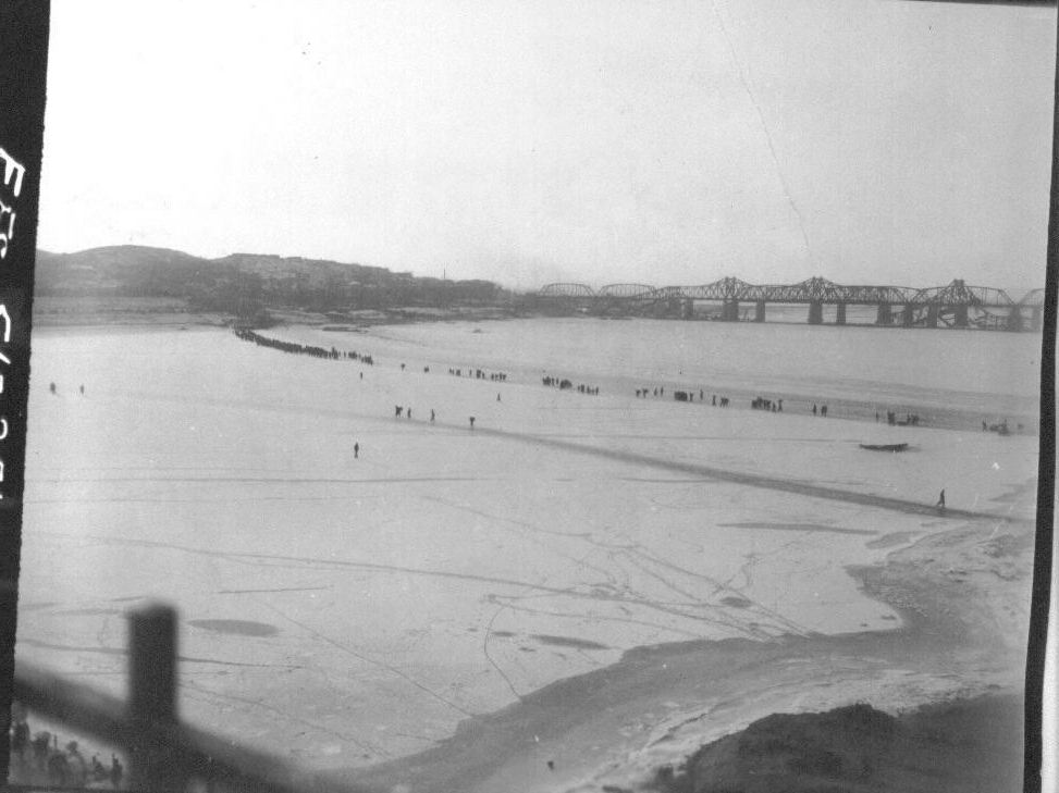  1951. 1. 3. 한강 철교 부근으로 언 강을 피란민들이 걸어서 건너고 있다. 
