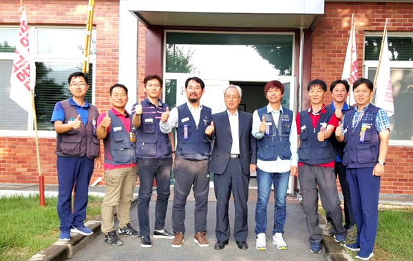  문성현 경제사회발전노사정위원장이 8일 오전 창원 한화테크윈(옛 삼성테크윈)을 찾아 금속노조 삼성테크윈지회와 간담회를 가졌다.