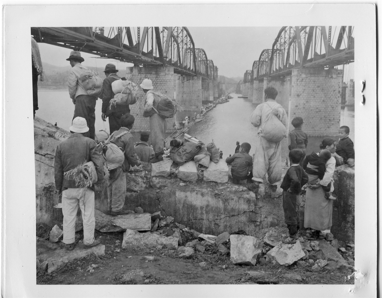  1951. 5. 29. 서울. 중국군 춘계대공세로 서울시민들이 한강을 부교로 건너고자 몰려들고 있다. 