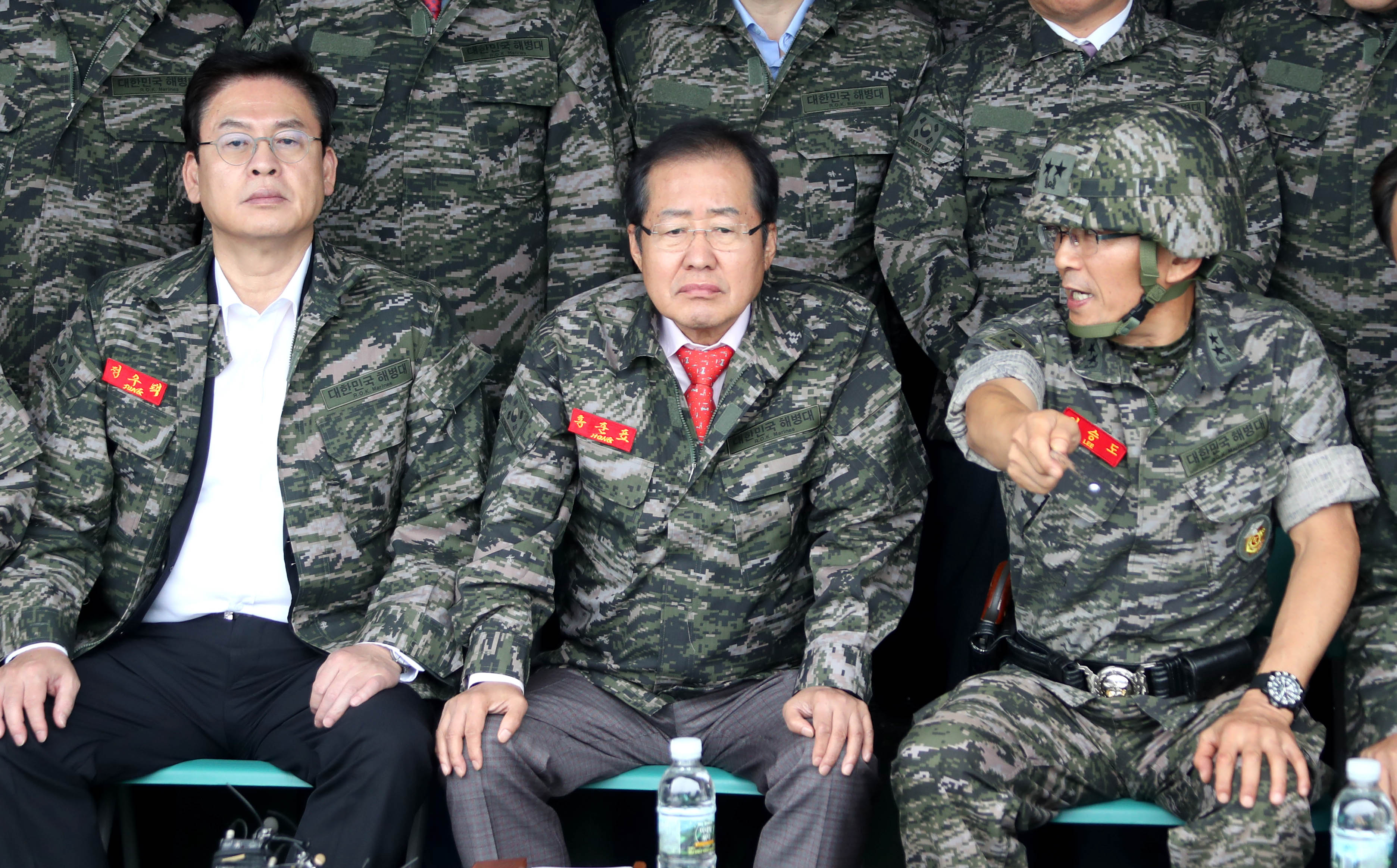 자유한국당 홍준표 대표(가운데)와 정우택 원내대표가 6일 오후 김포 해병대 2사단을 방문, 부대장으로부터 설명을 듣고 있다.