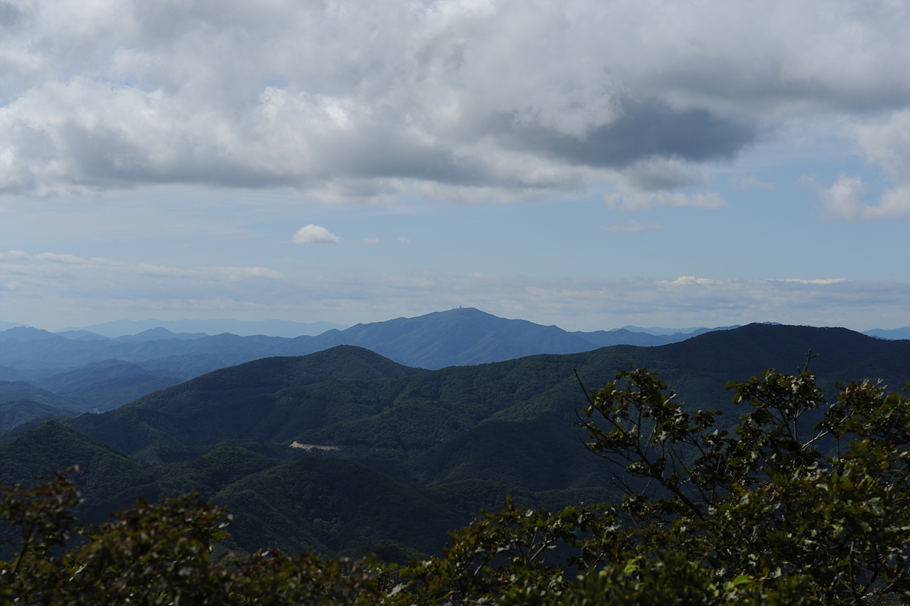 백암산 정상에서 바라본 풍경입니다. 멀리 일월산(1,217m)이 우뚝 솟아 있습니다.