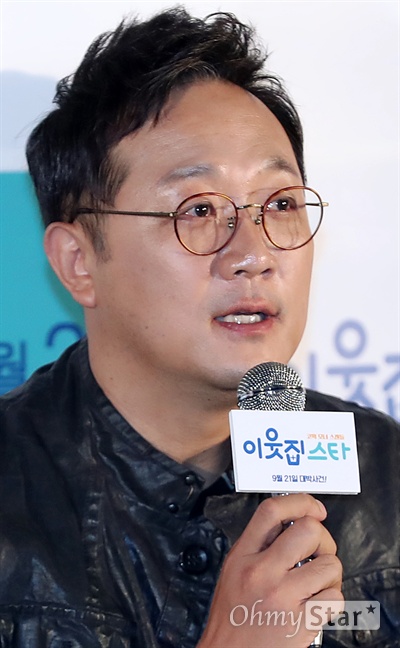 '이웃집 스타' 안지환, 성우계 대스타 배우 안지환이 8일 오후 서울 용산CGV에서 열린 영화 <이웃집 스타> 시사회에서 질문에 답하고 있다. <이웃집 스타>는 톱스타 혜미(한채영 분)와 딸 소은(진지희 분)의 한 집인듯 한 집 아닌 이웃살이 비밀을 그린 코믹 모녀 스캔들 작품이다. 21일 개봉.