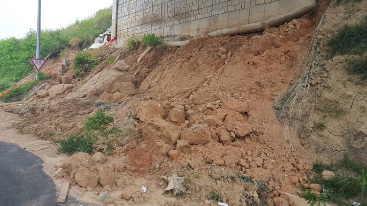 사면녹화 부실로 호우시 사면이 붕괴돼 토사가 유출된 서산 성연~음암간 국도대체우회도로. 
