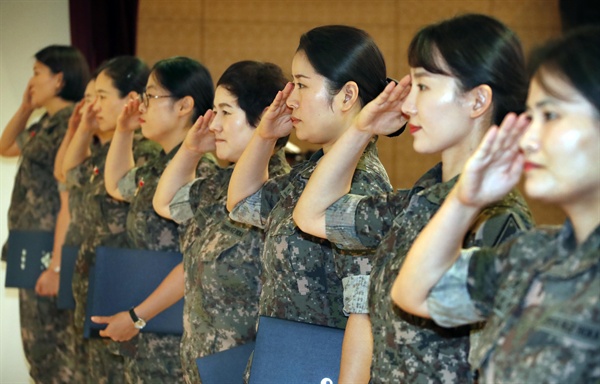 지난 6일 오전 서울 용산구 국방컨벤션센터에서 열린 제67주년 여군 창설 기념식에서 표창 수여자들이 경례를 하고 있다.