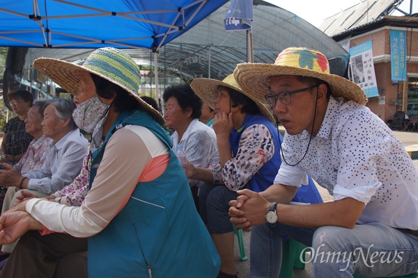 방송인 김재동씨가 8일 오후 사드가 배치된 경북 성주군 초전면 소성리를 찾아 할매들과 함께 앉아 미사를 드리고 있다.