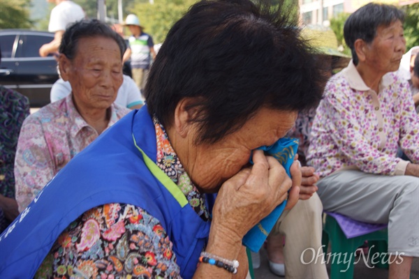 8일 오후 소성리 마을회관 앞 도로에서 열린 거리미사에 참석한 주민이 눈물을 닦고 있다.