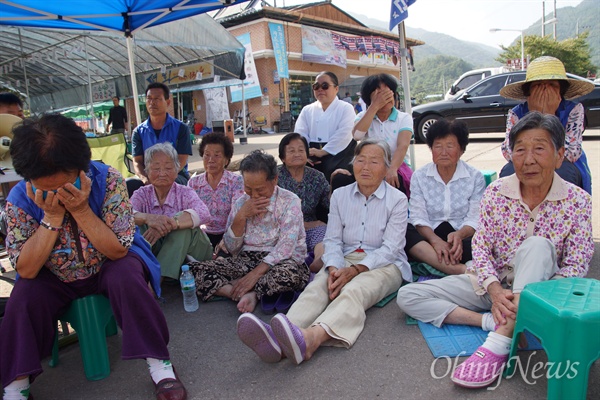 8일 오후 방송인 김재동씨가 소성리를 찾아 할머니들을 위로하자 할머니들이 눈물을 흘리고 있다.
