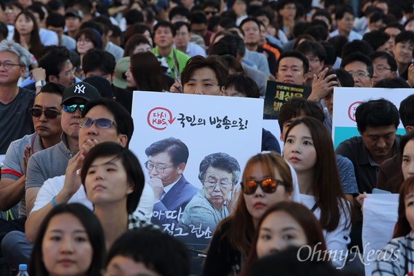 8일 오후 서울 광화문광장에서 ‘방송독립 연대파업 출정식’이 파업중인 언론노조 MBC본부와 KBS본부 조합원들을 비롯한 언론노조 조합원들이 참석한 가운데 열렸다.