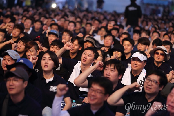 8일 오후 서울 광화문광장에서 ‘방송독립 연대파업 출정식’이 파업중인 언론노조 MBC본부와 KBS본부 조합원들을 비롯한 언론노조 조합원들이 참석한 가운데 열렸다.