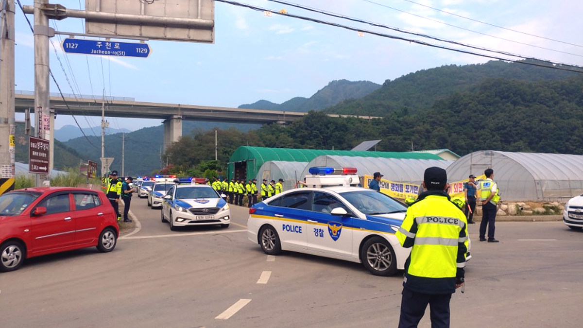 성주 소성리로 진입하는 초전면 삼거리 9월 7일 오전 10시, 사드 차량 진입 작전을 마친 경찰 차량들이 철수하고 있다