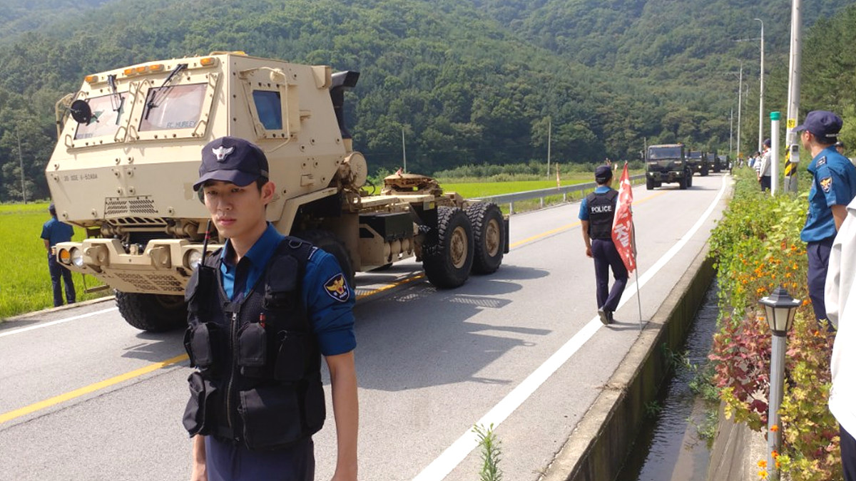 소성리회관 진입도로를 빠져 나오는 사드 차량 9월 7일 오전 10시 20분, 사드 발사대 관련 차량 50여대가 사드 배치를 마치고 돌아가고 있다