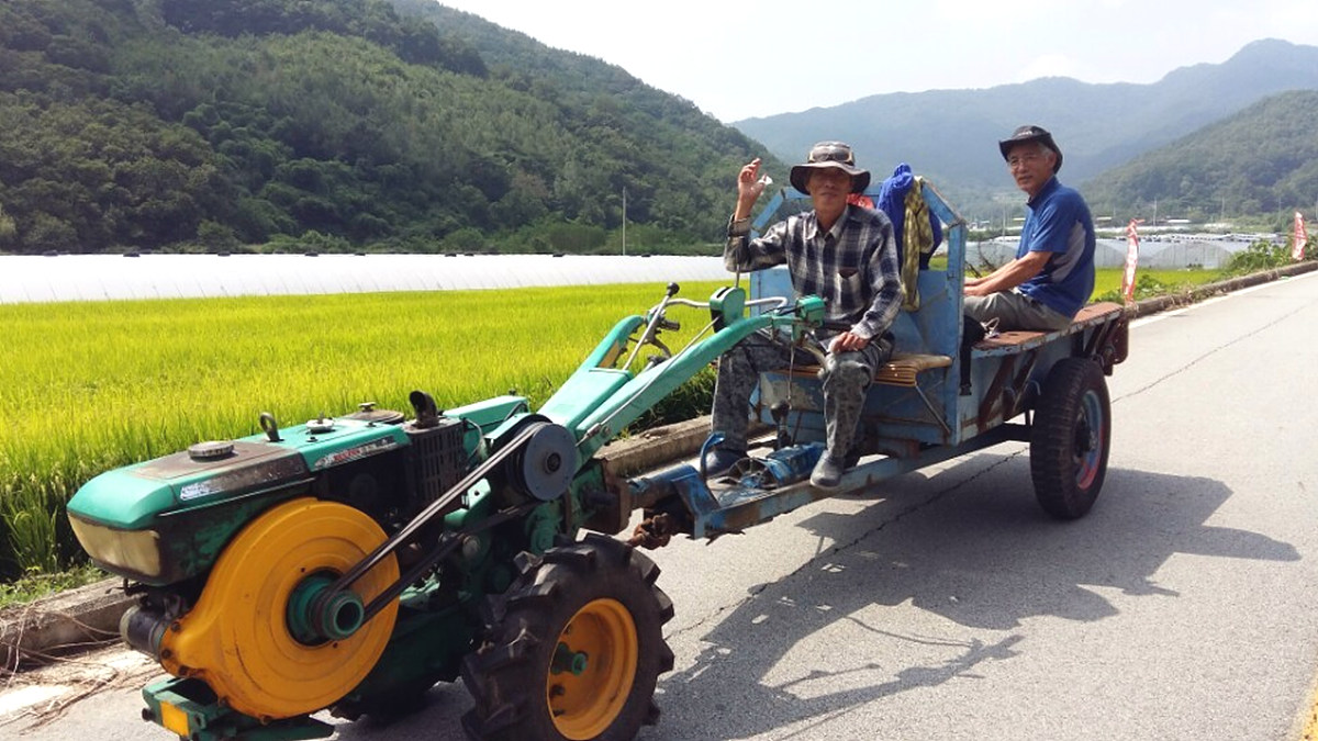 경운기를 몰고 사드 저지에 나선 성주군농민회 최진국 농민 경운기를 몰고 인근 대전리에 사드 저지에 나섰던 최진국 농민이 단양군 농민회 김동율 농민을 태우고 농민회 모임으로 향하다