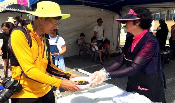  함양산삼축제장의 '자장면 무료 봉사'.