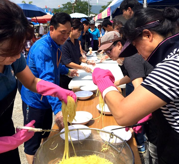  함양산삼축제장의 '자장면 무료 봉사'.