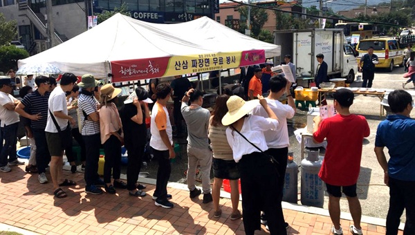  함양산삼축제장의 '자장면 무료 봉사'.