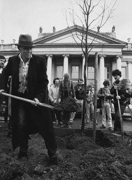 7000그루의 떡갈나무를 심은 공공미술 프로젝트에 직접 참여한 요셉 보이스 모습 Joseph Beuys 7000 Eichen 1982 ⓒ presse[at]documenta.de