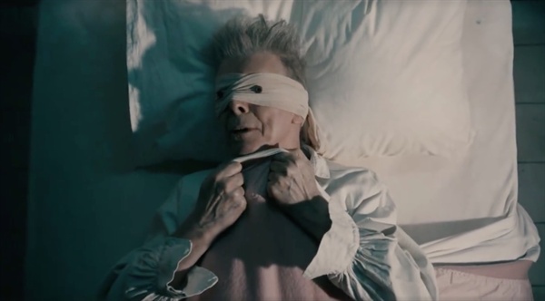  데이비드 보위의 'lazarus' 뮤직비디오의 한 장면