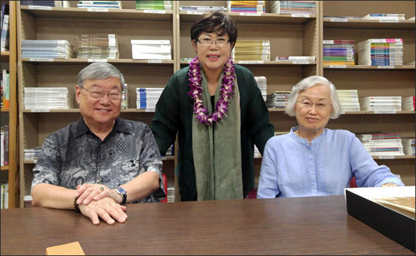 하와이에서 전수산 지사의 외손자인 티모시 최(왼쪽)와 이덕희 하와이이민연구소 소장(오른쪽)과 만난 이윤옥 소장