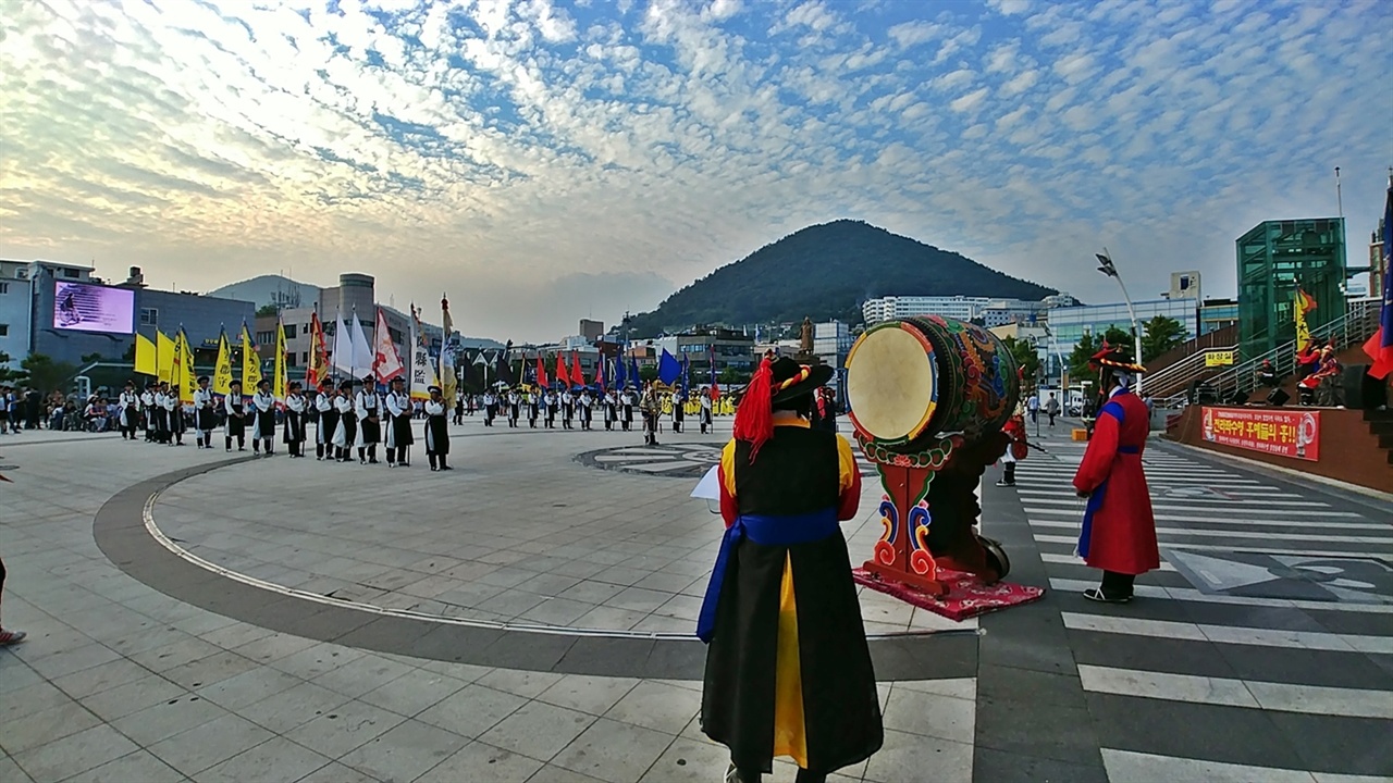 여수 이순신 광장에서 '전라좌수영 수군 출정식’이 열리고 있다. 