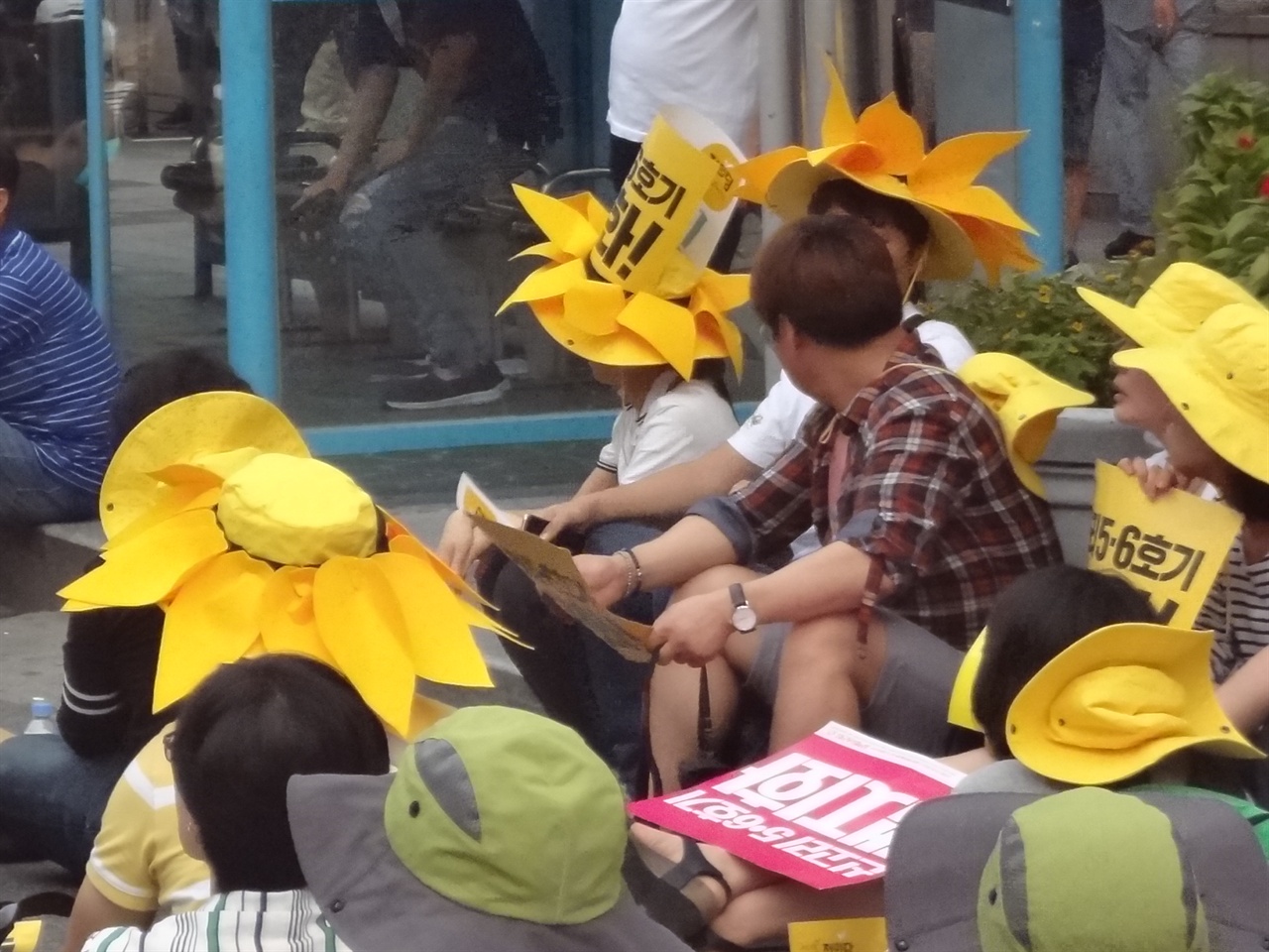 이번 탈핵집회에서 해바라기 모자를 쓴 참가자들이 많다.