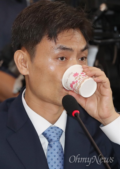 박성진 중소벤처기업부 장관 후보자가 11일 국회 인사청문회에 출석해 답변도중 물을 마시고 있다. 