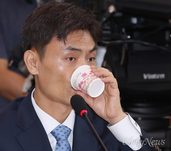 박성진 중소벤처기업부 장관 후보자가 지난 11일 국회 인사청문회에 출석해 답변도중 물을 마시고 있다. 