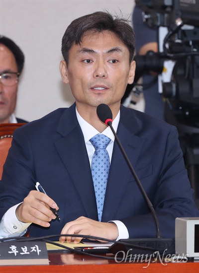 박성진 중소벤처기업부 장관 후보자가 11일 국회 인사청문회에 출석해 의원들의 질의에 답변하고 있다.