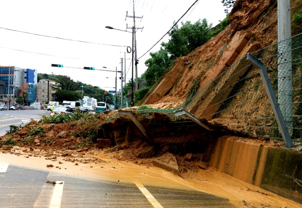 11일 내린 폭우로 경남 거제시의 한 도로에 토사가 흘러내려 뒤덮고 있다.