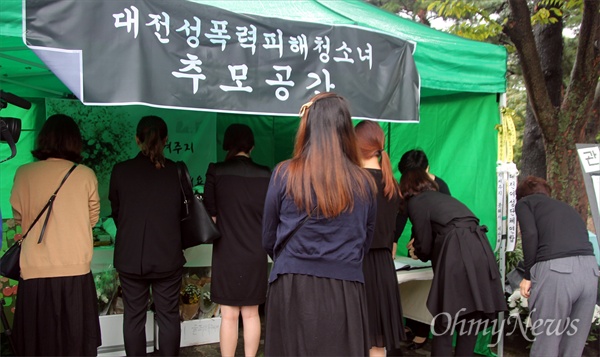 대전교육청 앞에 마련된 '대전성폭력피해청소녀 추모공간(분향소)'에서 여성단체 대표들이 분향하는 모습.
