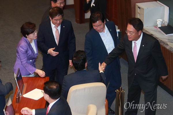 11일 오후 서울 여의도 국회 본회의에서 김이수 헌법재판소장 후보자에 대한 임명동의안이 재석 293명 중 찬성 145표, 반대 145표, 기권 1표, 무효 2표로 부결되자, 자유한국당 정우택 원내대표와 소속 의원들이 기뻐하고 있다.