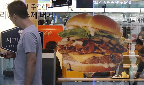 맥도날드는 일명 '햄버거병' 논란에 이어 초등학생들이 집단으로 장염에 걸렸다는 주장까지 나오면서 지난 2일 공식입장을 내고 이날부터 전국 모든 매장에서 불고기 버거 판매를 잠정 중단하기로 했다고 밝혔다. 사진은 3일 서울 시내 한 맥도날드 매장 모습.