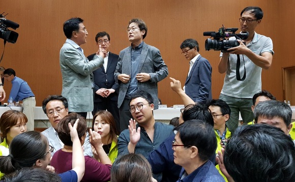 지난 5일 오후 서울 강서 특수학교 설립 주민토론회에서 조희연 서울시교육감이 지역 주민들의 항의를 받고 난감해하고 있다. 