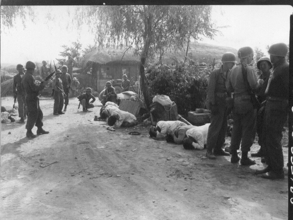  1950. 9. 22. 안양. 투항한 인민군 포로들이 유엔군 앞에서 이마를 땅에 박고 있다.