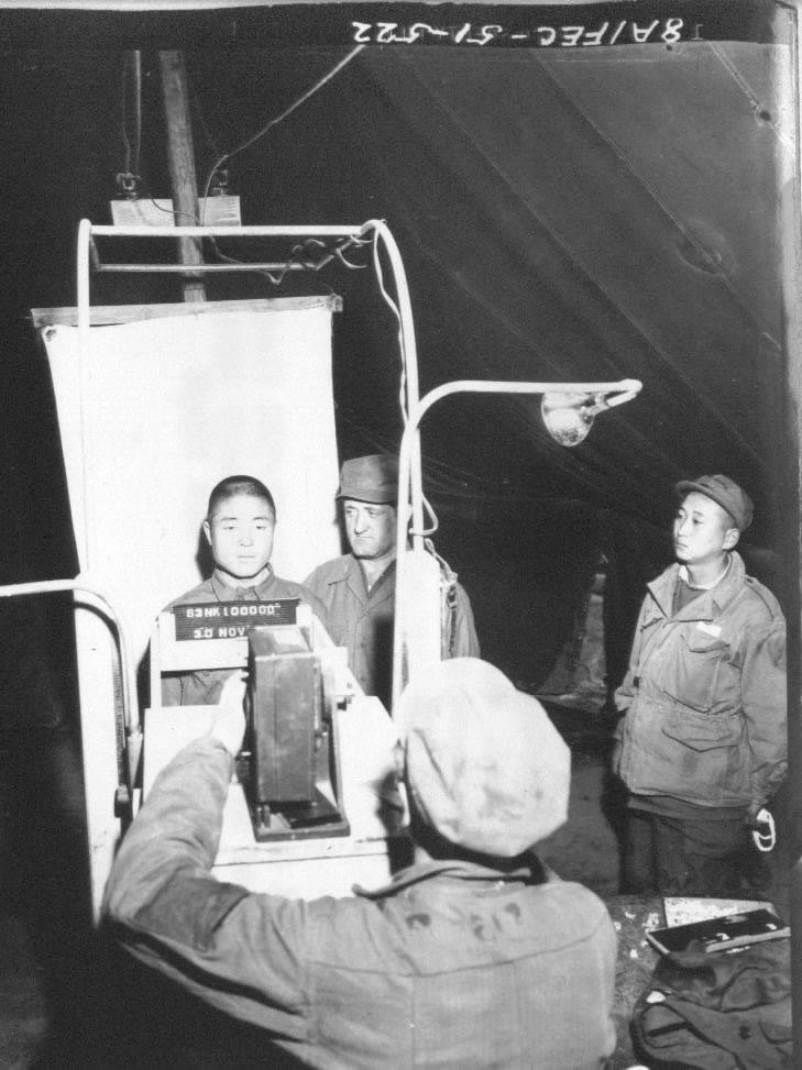  1950. 12. 1. 부산. 포로수용소 기간요원들이 포로들의 신상명세서 작성용 사진을 촬영하고 있다.