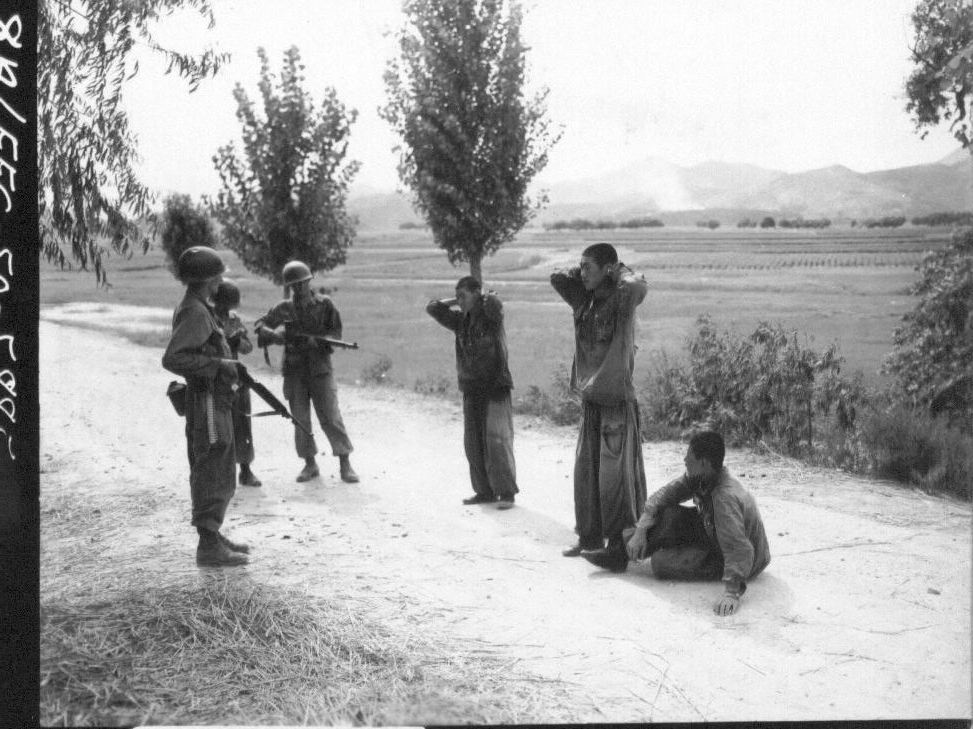  1950. 8. 12. 유엔군에게 투항하는 인민군들. 