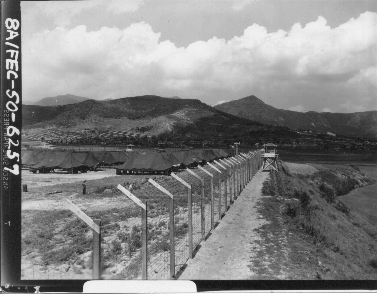  1950. 8. 18. 부산 근교의 임시 포로수용소.