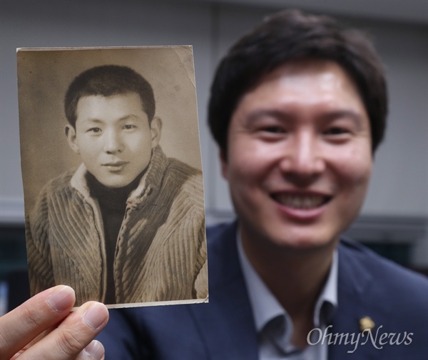 김해영 더불어민주당 의원이 자신의 아버지 젊었을 때 사진을 들어보이고 있다. 